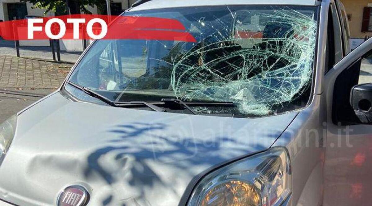 Svolta verso il centro di Novafeltria ma travolge un ciclista sulla Marecchiese -
