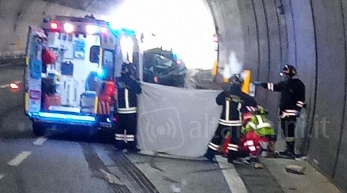 A14, incidente in galleria a Riccione, il conducente &egrave; morto in ospedale - 