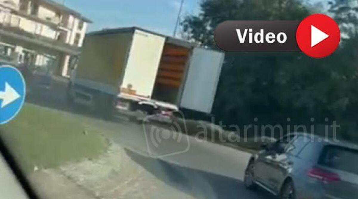Camion circola con il portellone posteriore aperto, paura sulla Marecchiese -