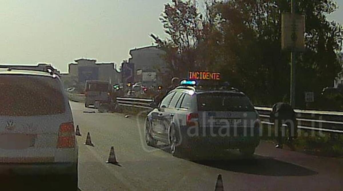 Incidente sulla Ss16 a Rimini tra furgone e scooter, traffico in tilt. Un ferito - 