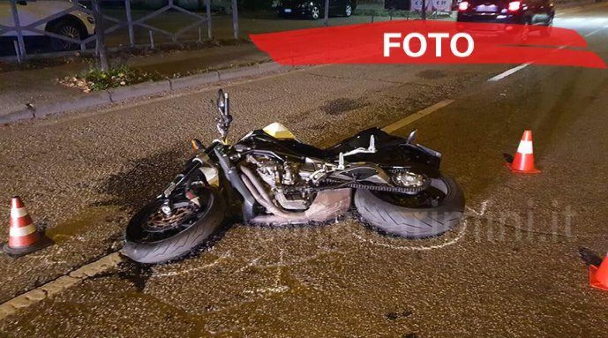 L'auto esce dal parcheggio e colpisce una moto: coppia in ospedale - 