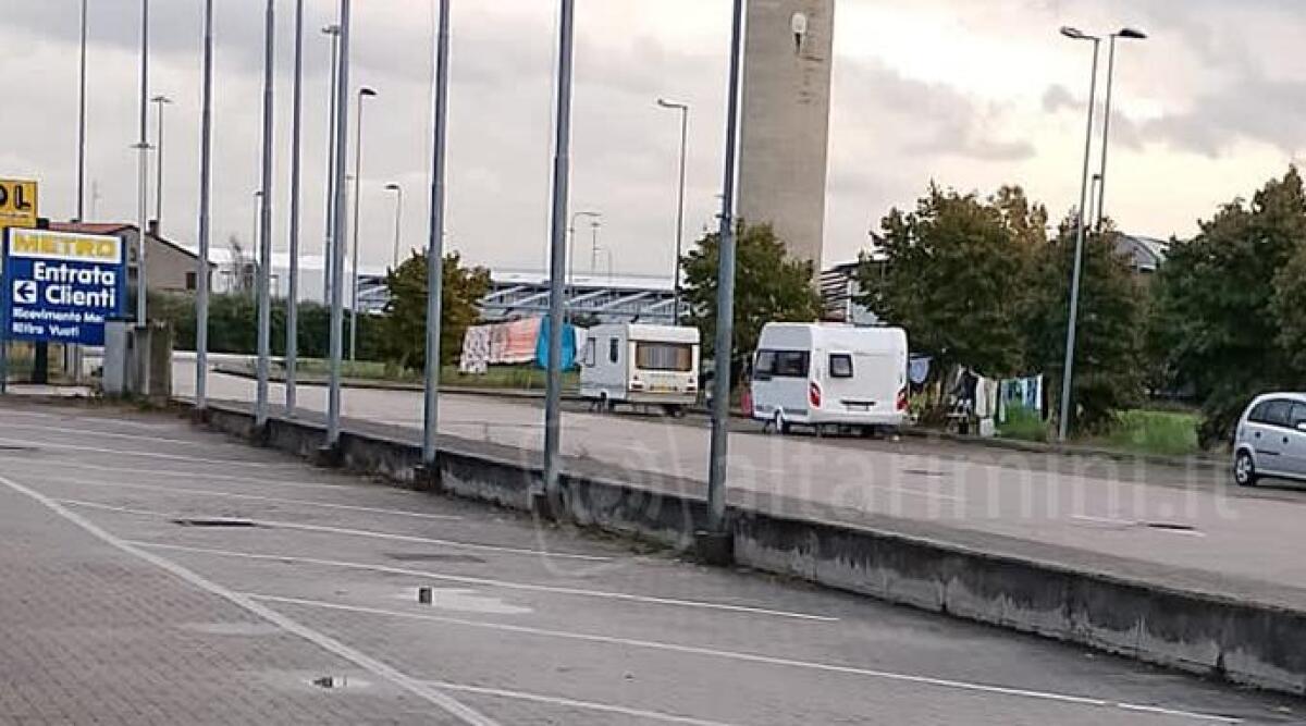 Accampamento abusivo: "Bivacchi davanti al negozio Metro" -