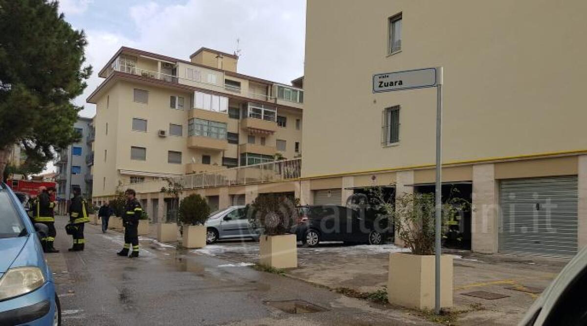 Rimini, auto a fuoco in un garage: aveva appena subito un incidente -