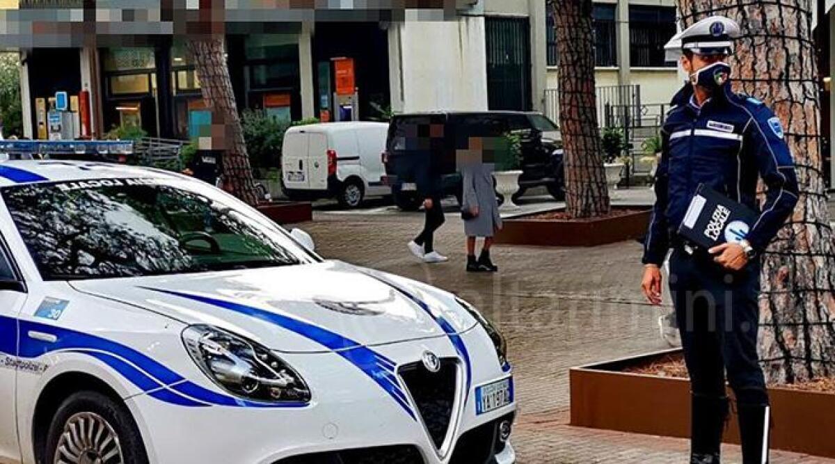 Vede il posto di blocco e fa inversione di marcia, ma viene inseguito e fermato dalla polizia locale -