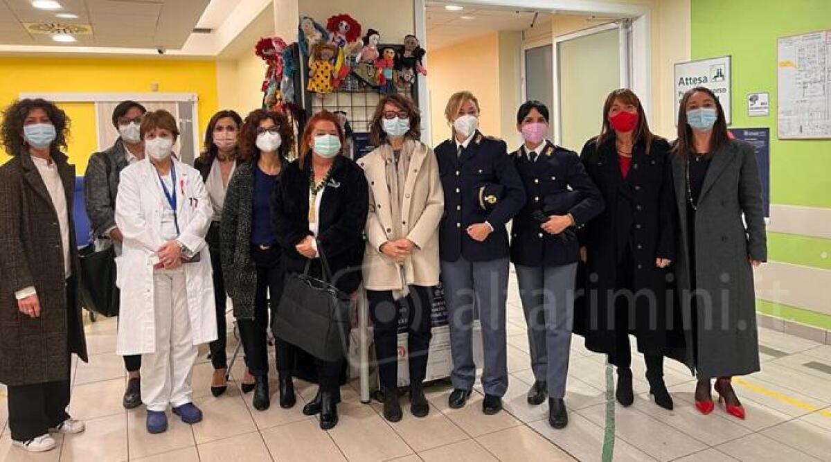 Anche all'ospedale di Rimini un muro delle bambole per dire no alla violenza sulle donne - 