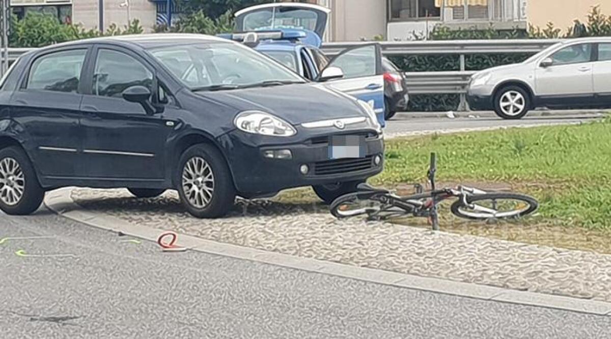 Rimini: investito sulla bici alla rotonda, ragazzo in ospedale - 