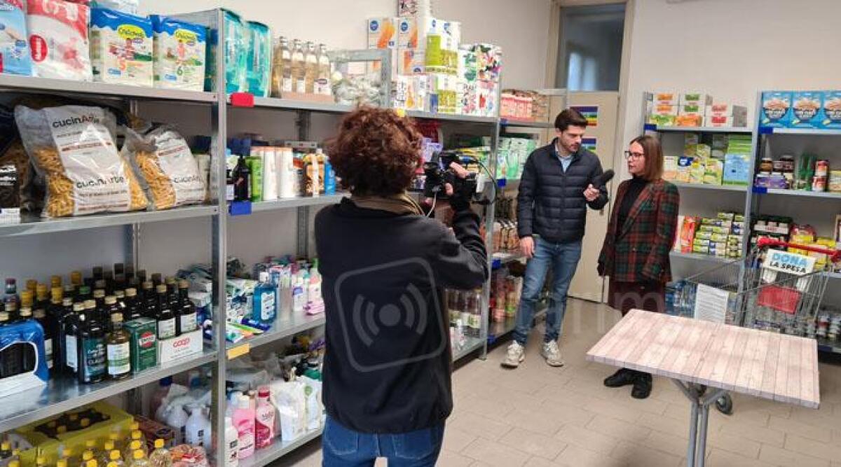 Santarcangelo, le telecamere di Rai 1 all'emporio dove fare la spesa gratis - 