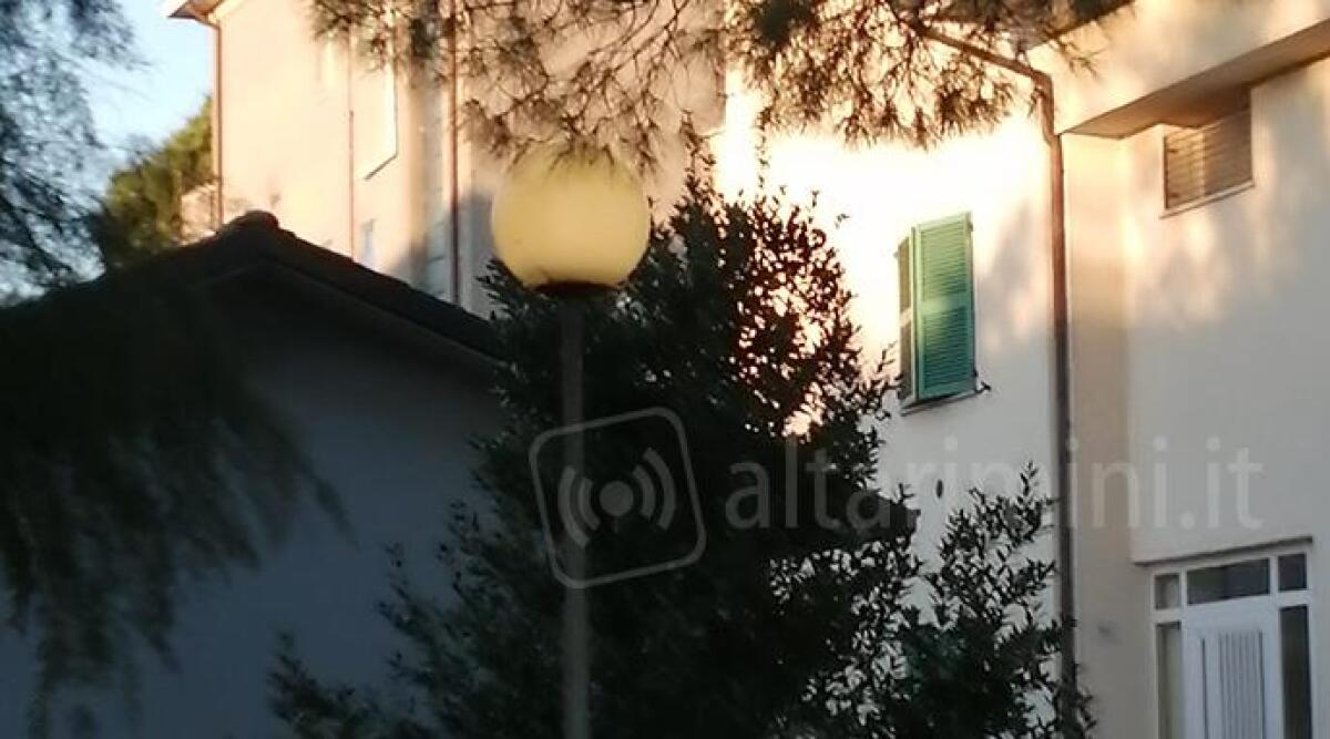 Luci accese di giorno alla scuola F.Fellini - 