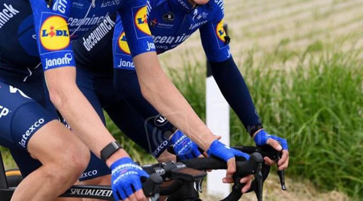 Lite in strada, ciclista in doppia fila preso a bastonate -