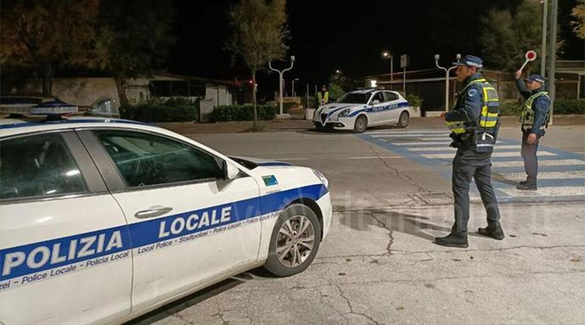 Passaparola via social per sfuggire ai controlli non funziona: 13 patenti ritirate nella notte a Riccione - 