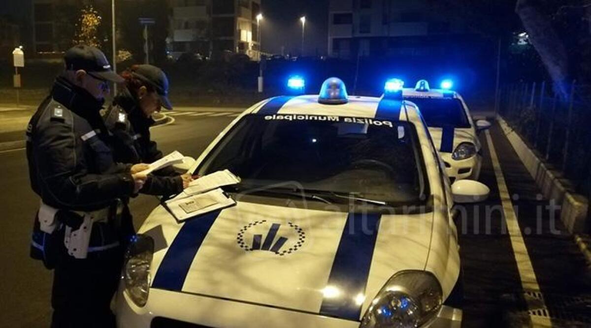 Fermato minorenne ubriaco in sella al motorino, denunciato: patente B solo a 21 anni - Controlli Polizia municipali Rimini