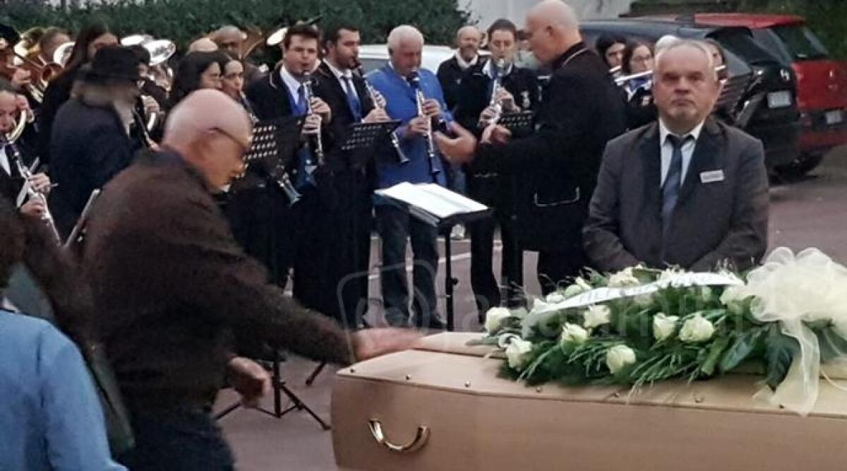 Muore a 30 anni 3 giorni dopo le nozze, commozione al funerale di Mara Angelini - 