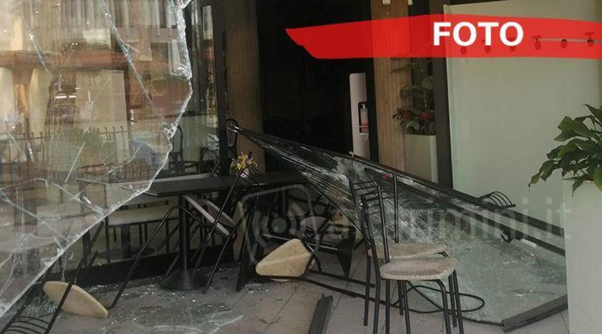 Auto come ariete per rubare al bar, colpo nella notte a Bellaria Igea Marina - 