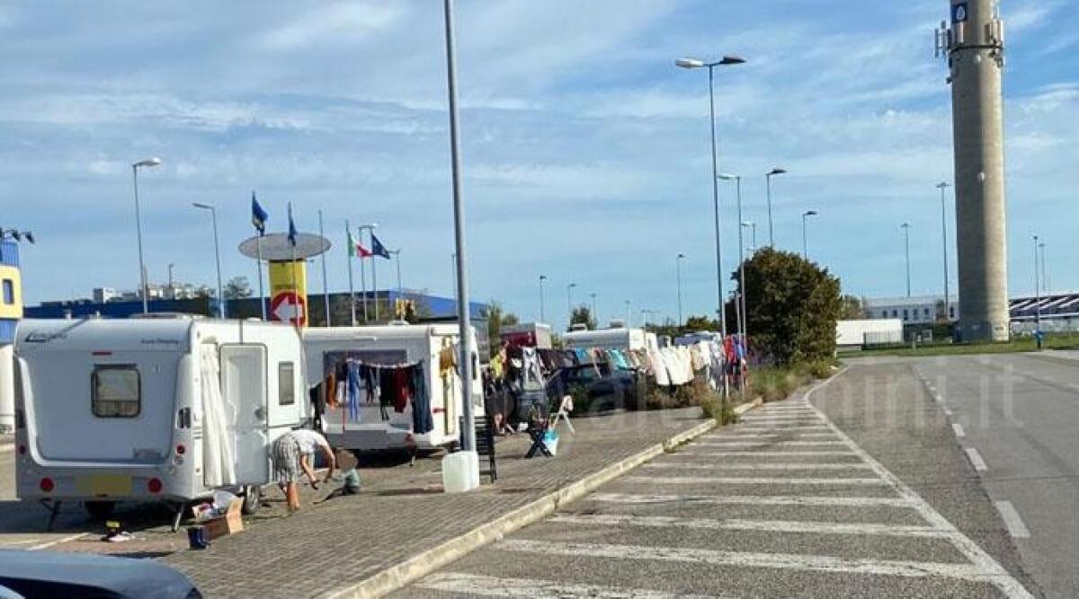 Accampamento abusivo davanti al negozio Metro, il comune: 'polizia locale gi&agrave; allertata' - 