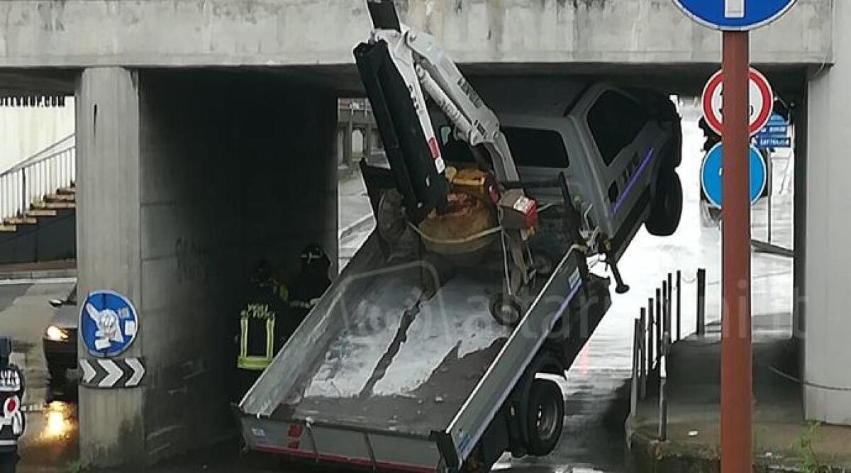 Riccione: camion gru incastrato al sottopasso di viale Emilia, traffico in tilt - 