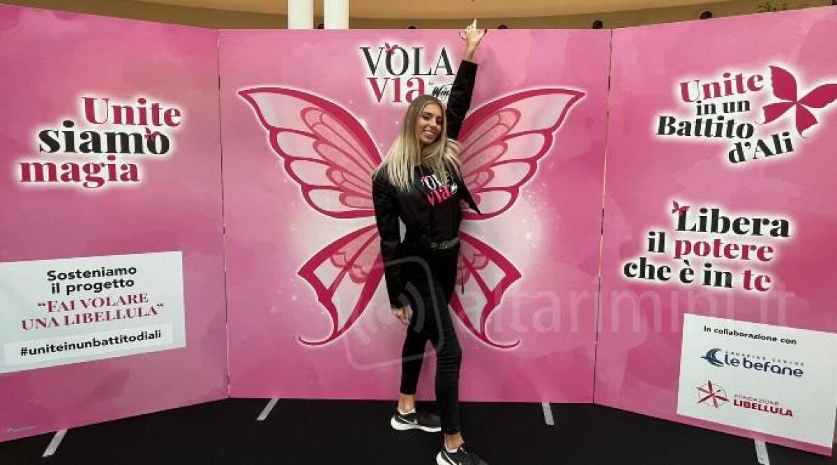 No alla violenza contro le donne, flashmob e maxi scritta alle Befane di Rimini - 