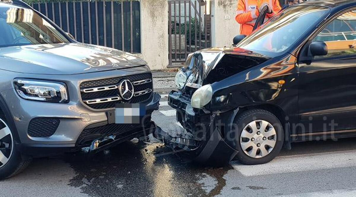 Scontro tra due auto a Riccione, anziana in ospedale - 