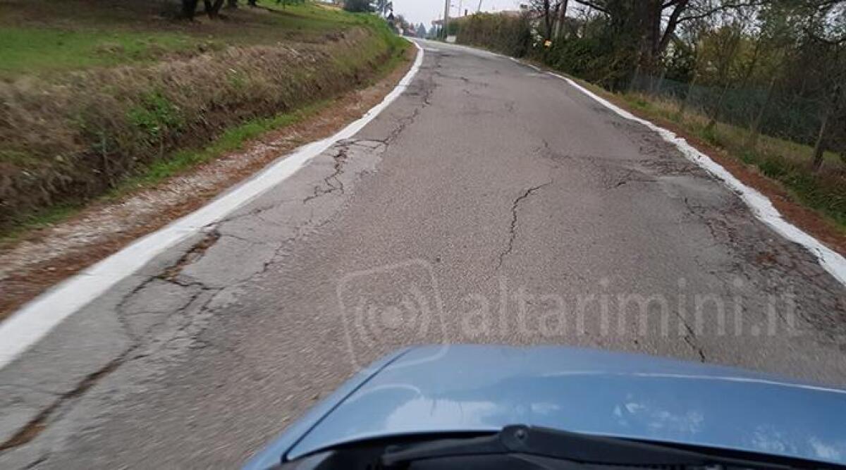 Cerasolo, asfalto sollevato dalle radici dei pini -