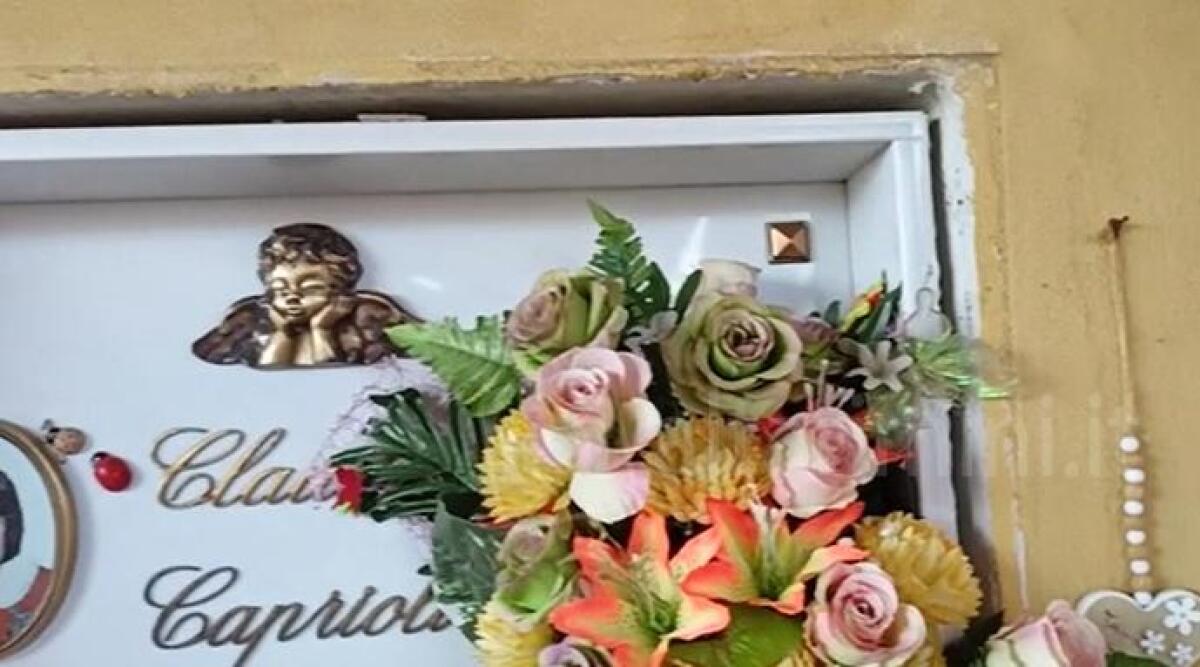 Spaccano tombe e rubano rame: danneggiata anche la lapide di una bimba - 