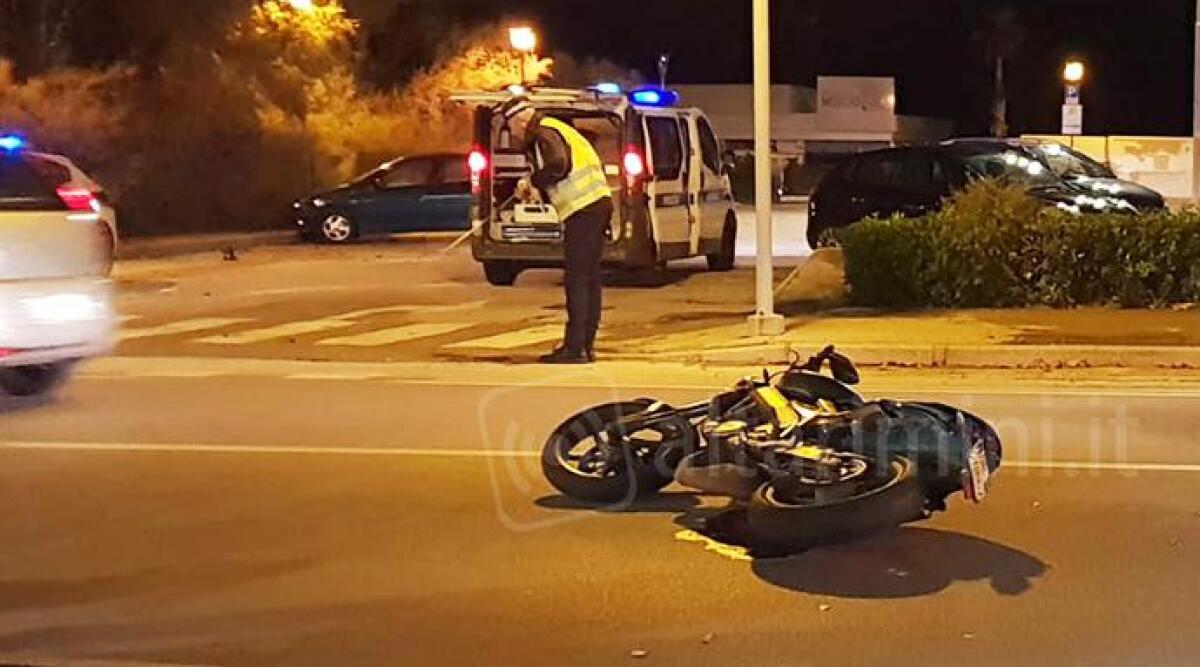 Frontale tra una moto e un'auto, centauro in ospedale - 