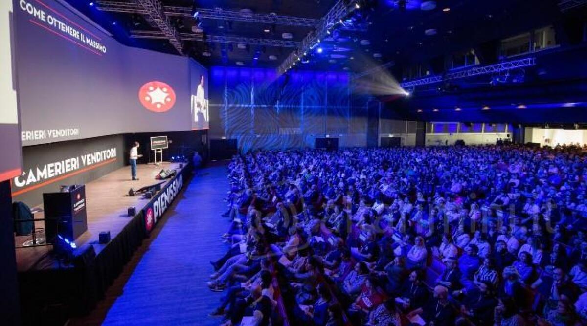 Riccione, oltre 1600 persone hanno partecipato a 'Camerieri venditori' - 