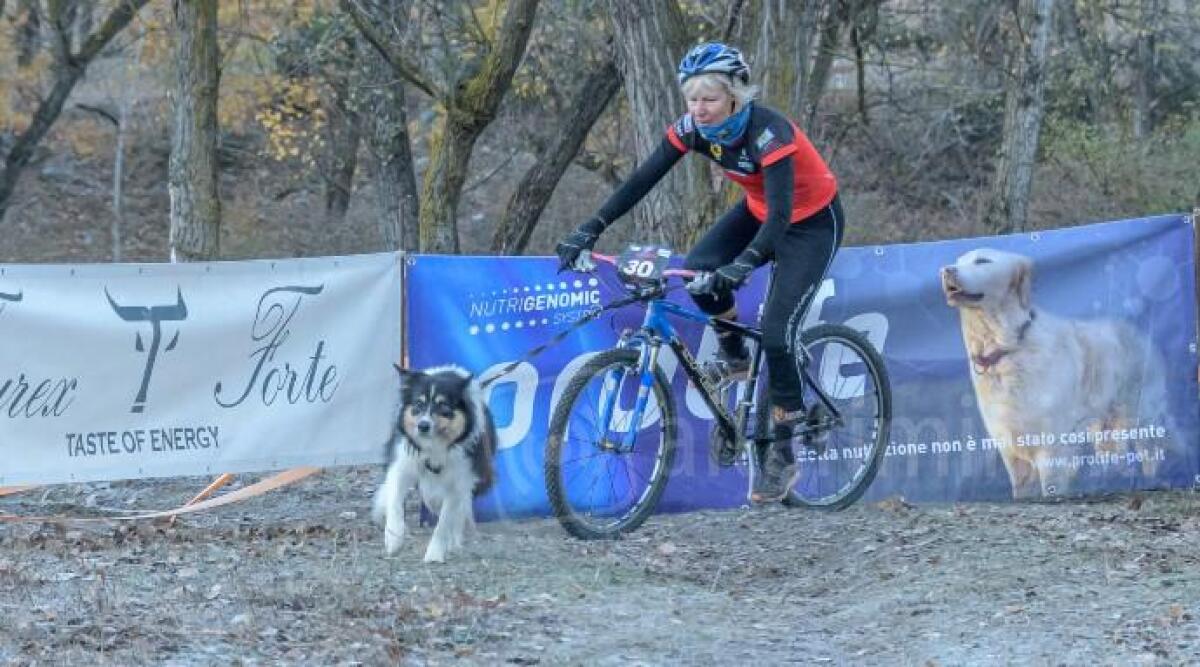 Bikejoring: Paola Carinato in sella e Icy al seguito vincono la Yeti Race -