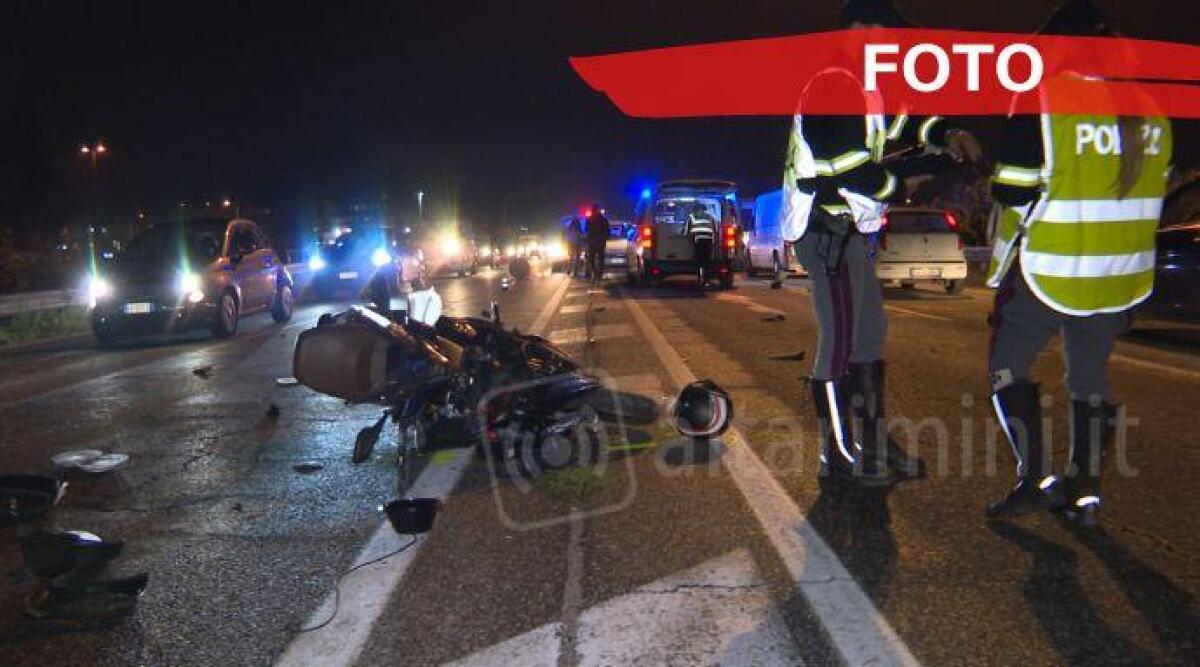 Rimini, scooter in sorpasso si schianta contro il palo del semaforo - 