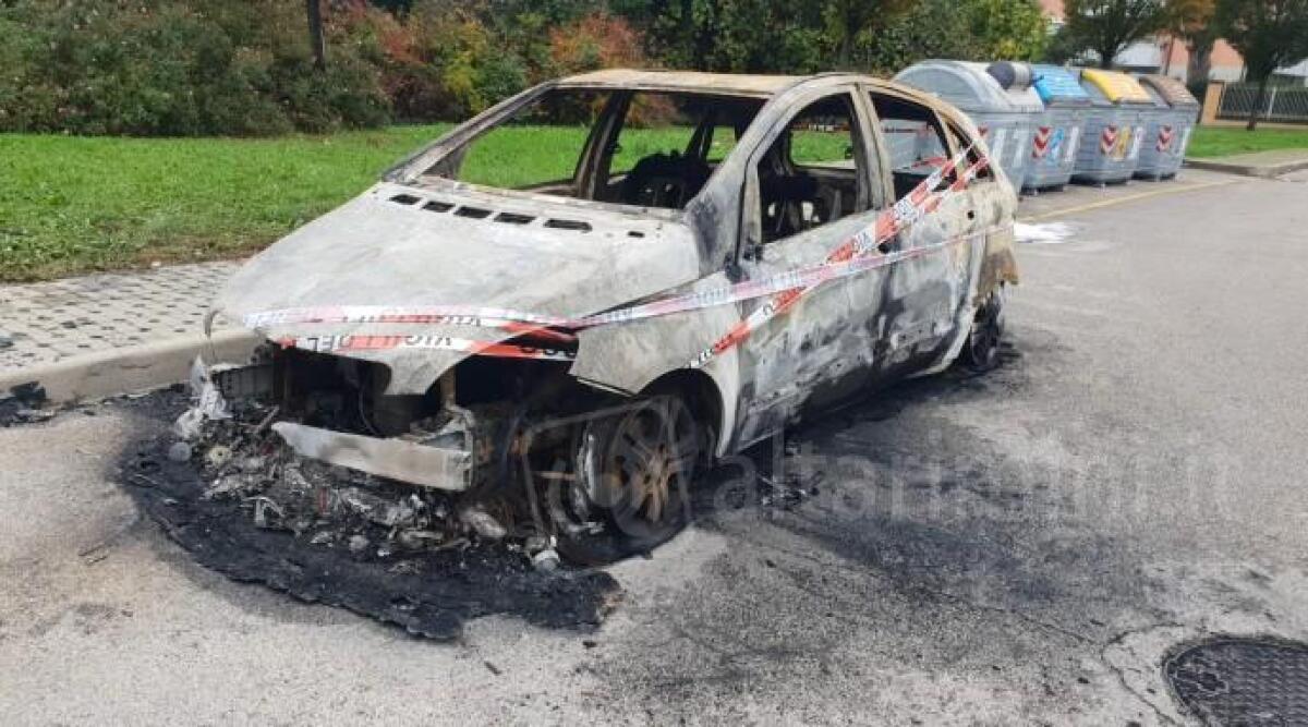 Rimini, incendio nella notte: auto completamente distrutta - 