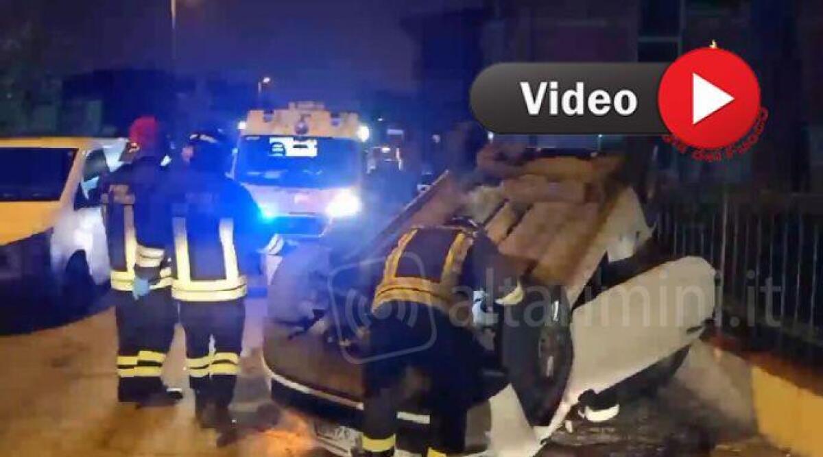 Si cappotta con l'auto in via delle Officine, intervengono i vigili del fuoco -