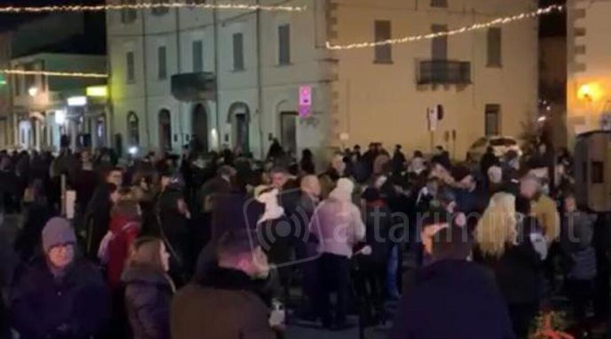 Novafeltria, brindisi di Capodanno in piazza senza botti per il rispetto di cani e gatti -