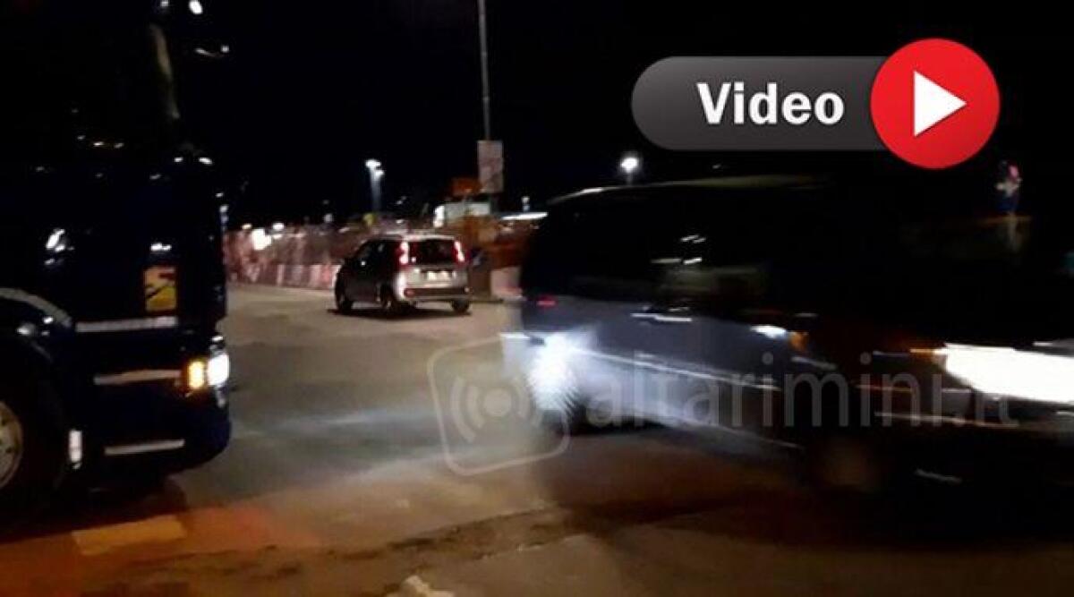 Via Montescudo nella morsa del traffico, rotonda nata male. La segnalazione - 