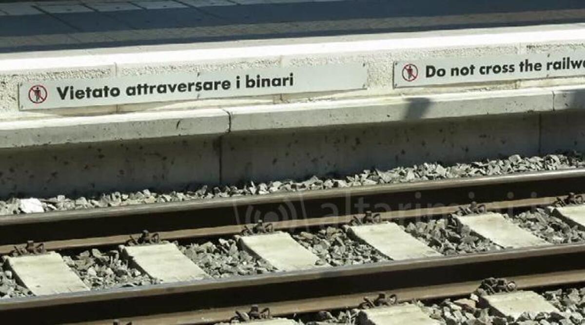 Cammina sui binari della stazione di Riccione, la bloccano i carabinieri - foto archivio