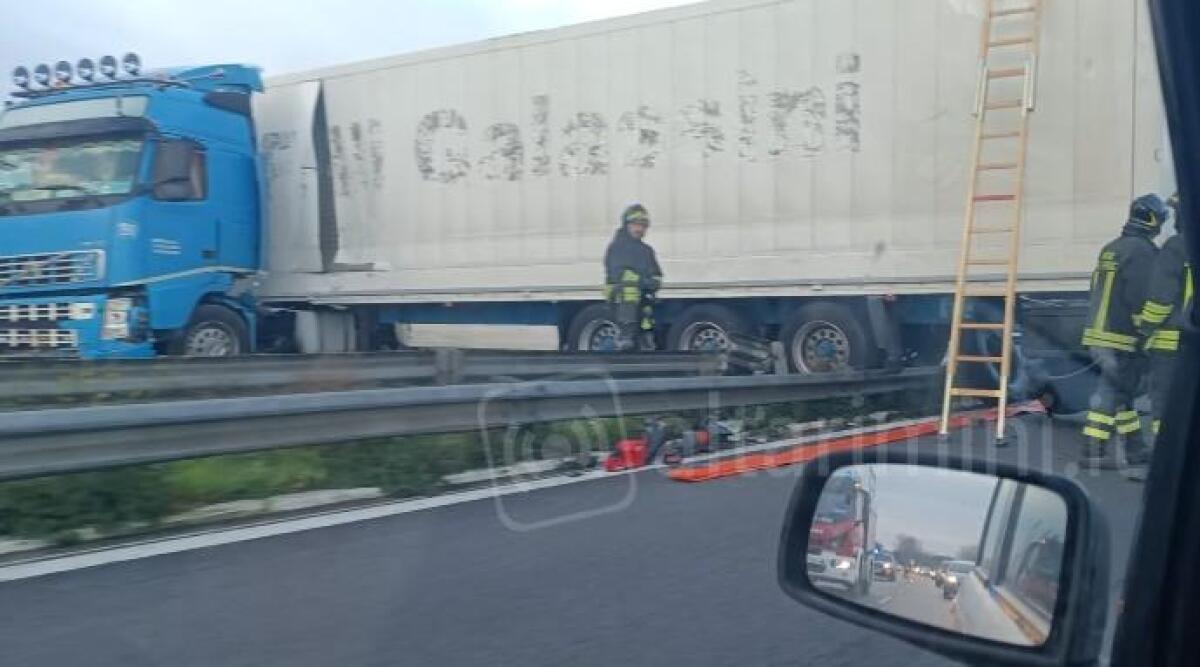 Bellaria, autoarticolato sbanda e blocca la Statale, forti rallentamenti -