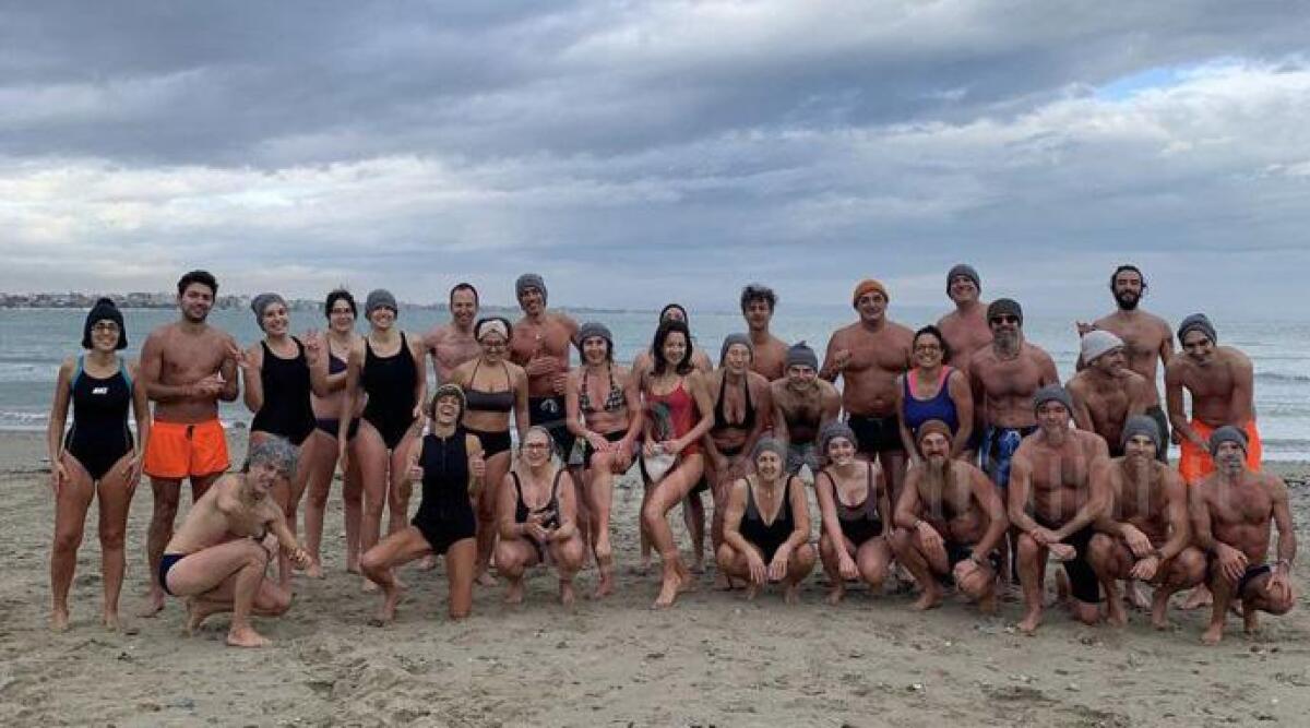 Rimini, altri 'temerari' sfidano il freddo con un bagno in mare per Capodanno - 