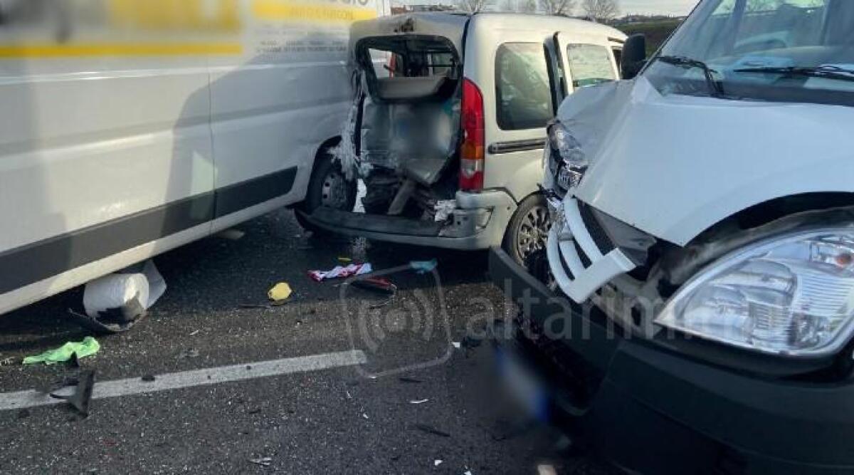Bellaria, schianto tra tre mezzi sulla statale 16, lunghe code -