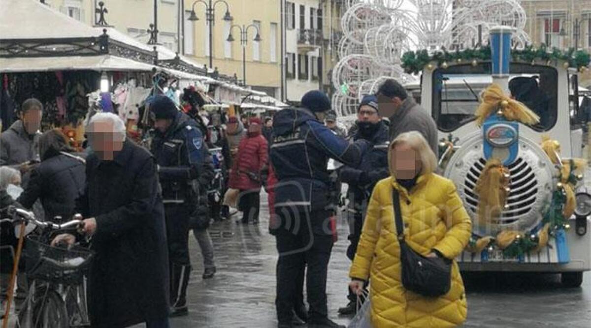 Rimini, anziana investita dal trenino di Natale in piazza Tre Martiri - 