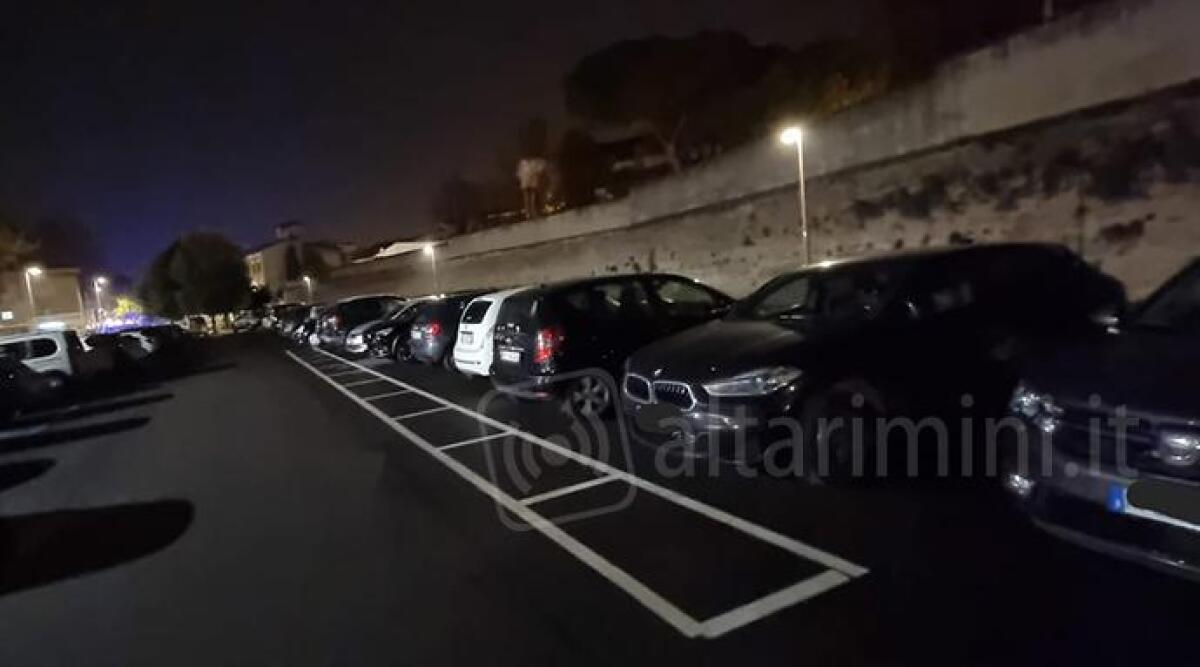 Rimini, soste auto selvagge e impunite sui parcheggi moto - 