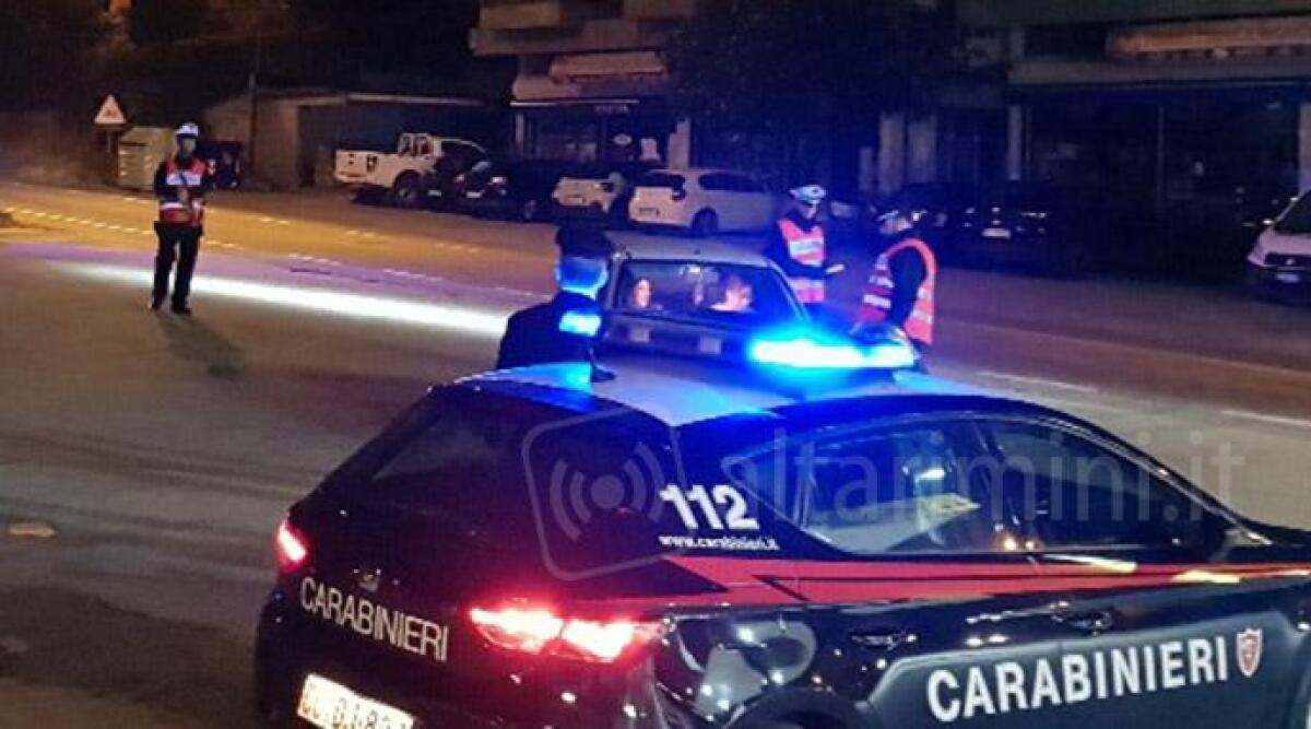 Novafeltria, ubriaco cammina in mezzo alla strada poi aggredisce i Carabinieri -
