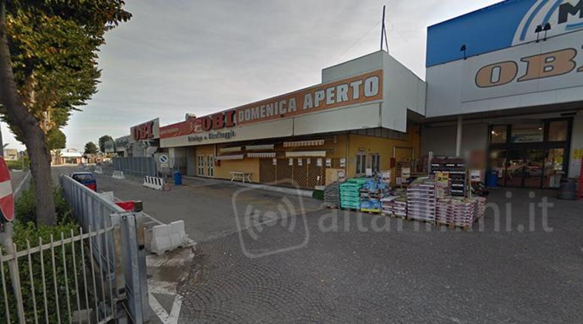 Marito e moglie in manette dopo un furto all'Obi: trapani e accessori sotto al maglione - 