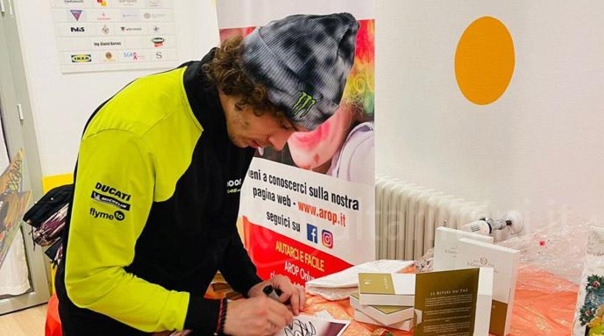 Pilota Motogp Bezzecchi in visita ai bimbi ricoverati all'oncoematologia di Rimini - 