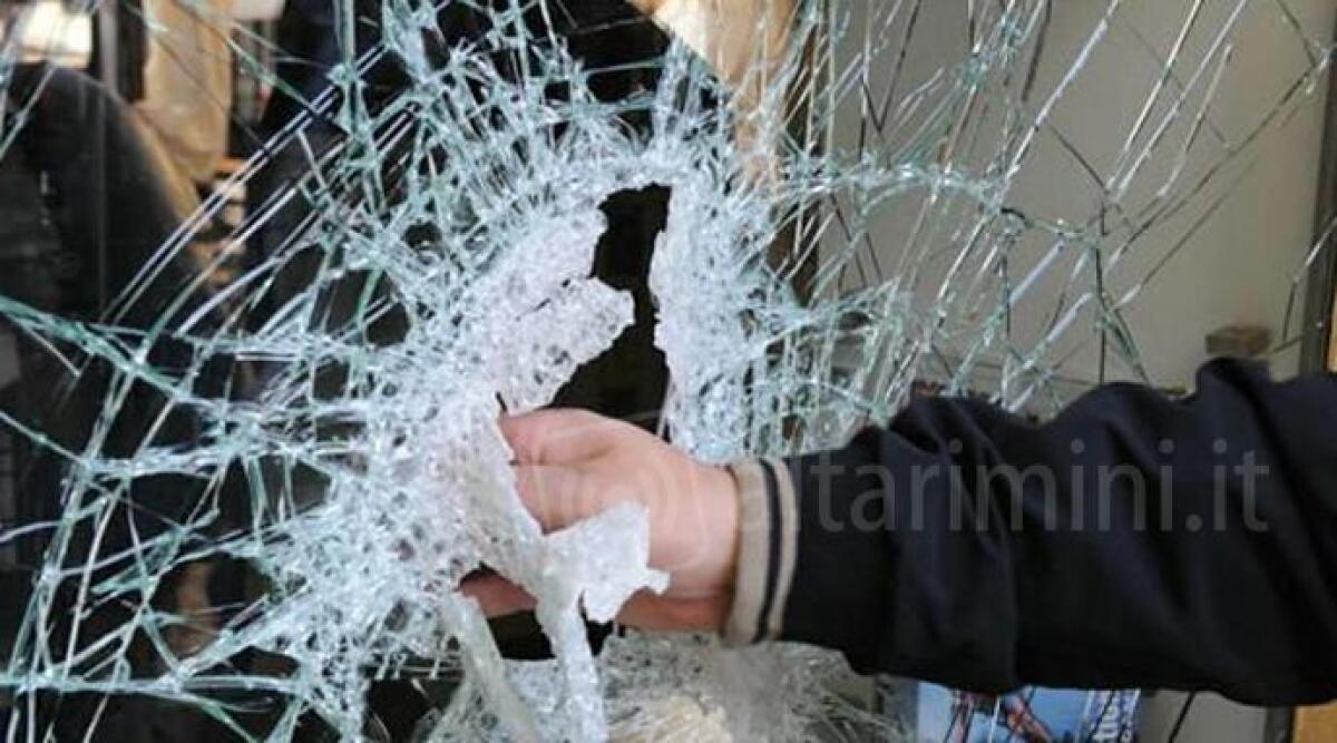 Sfonda la vetrina per un sacchetto di monete ma viene beccato: arrestato rapinatore - 