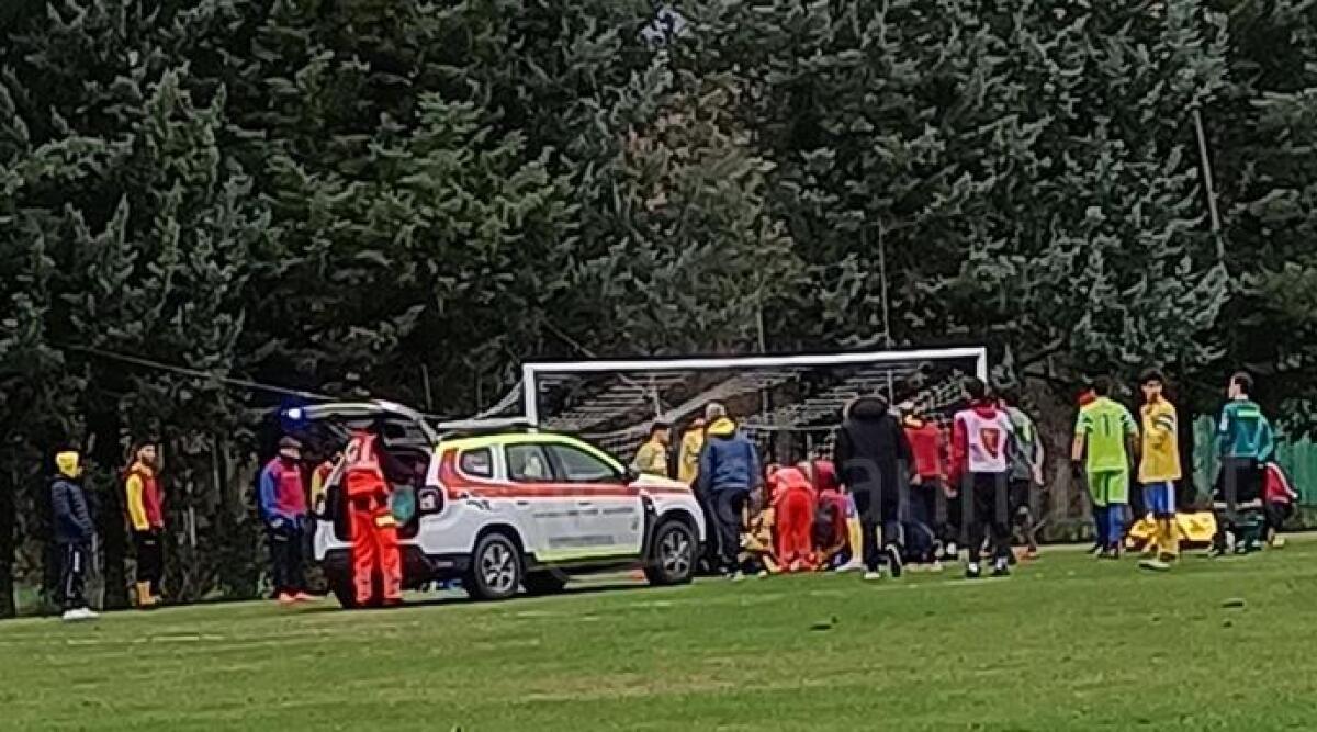 Scontro aereo tra giocatori, paura allo stadio: dirigente e infermiera salvano vita a un calciatore -