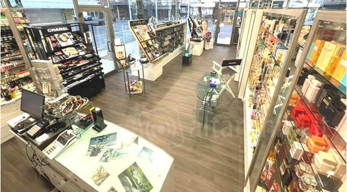 Quarantamila euro di profumi: è il bottino di un furto notturno a Riccione -