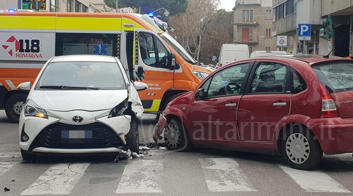 Scontro al semaforo tra due auto: un ferito - 