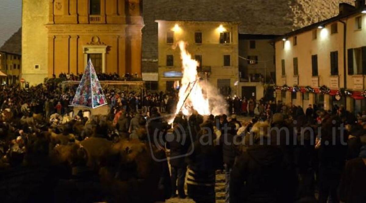 Capodanno in piazza a Pennabilli: a mezzanotte il grande braciere brucerà l’anno vecchio -
