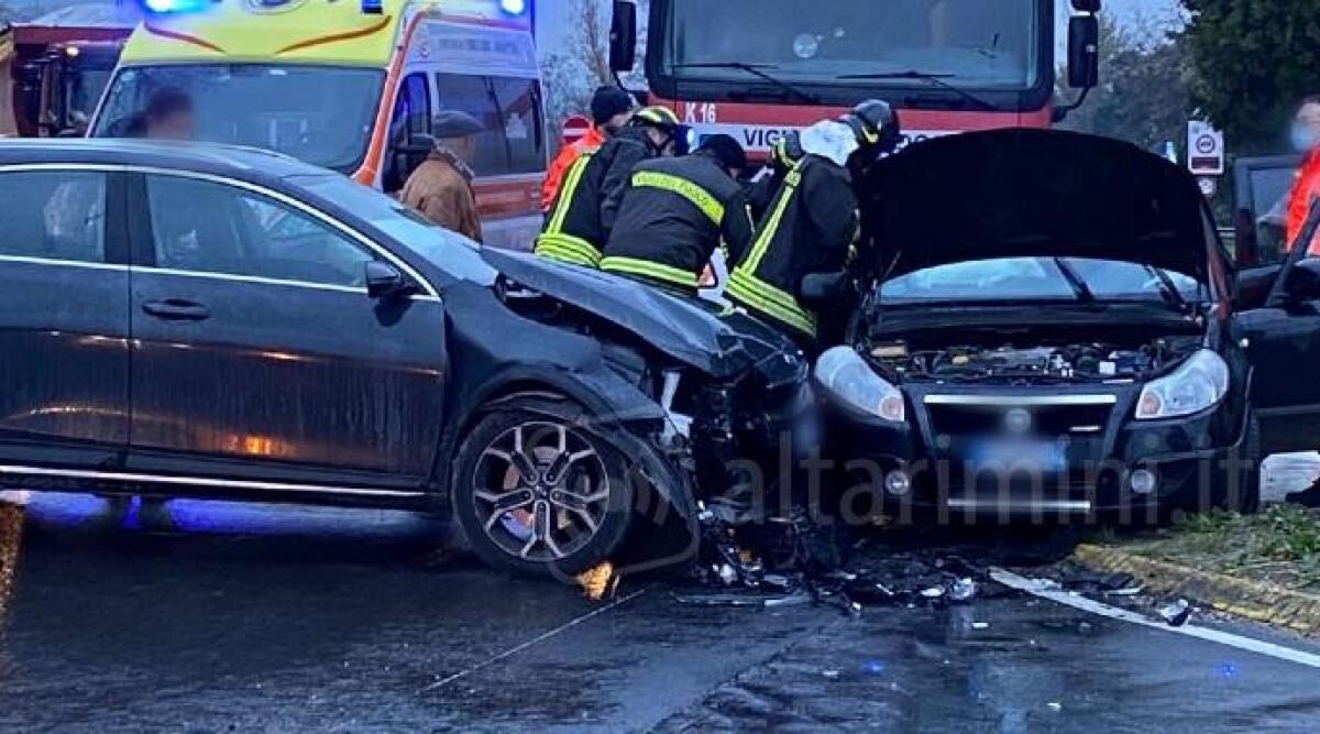 Scontro tra due auto all'incrocio per San Leo, traffico in tilt - 