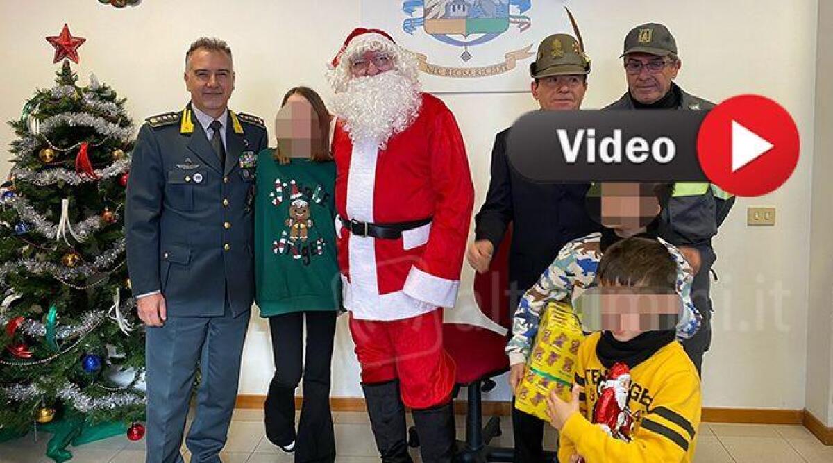 Rimini, la Guardia di Finanza arruola Babbo Natale per la festa con i bambini -