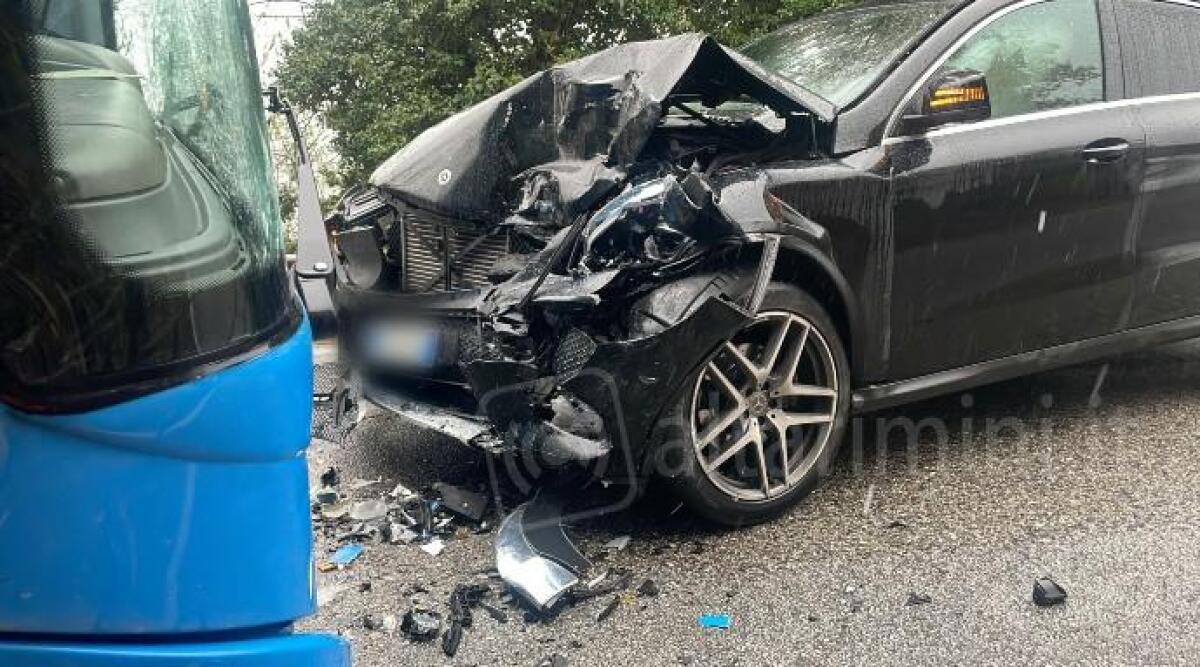 Scontro tra auto e bus in via Montebello a Poggio Torriana -