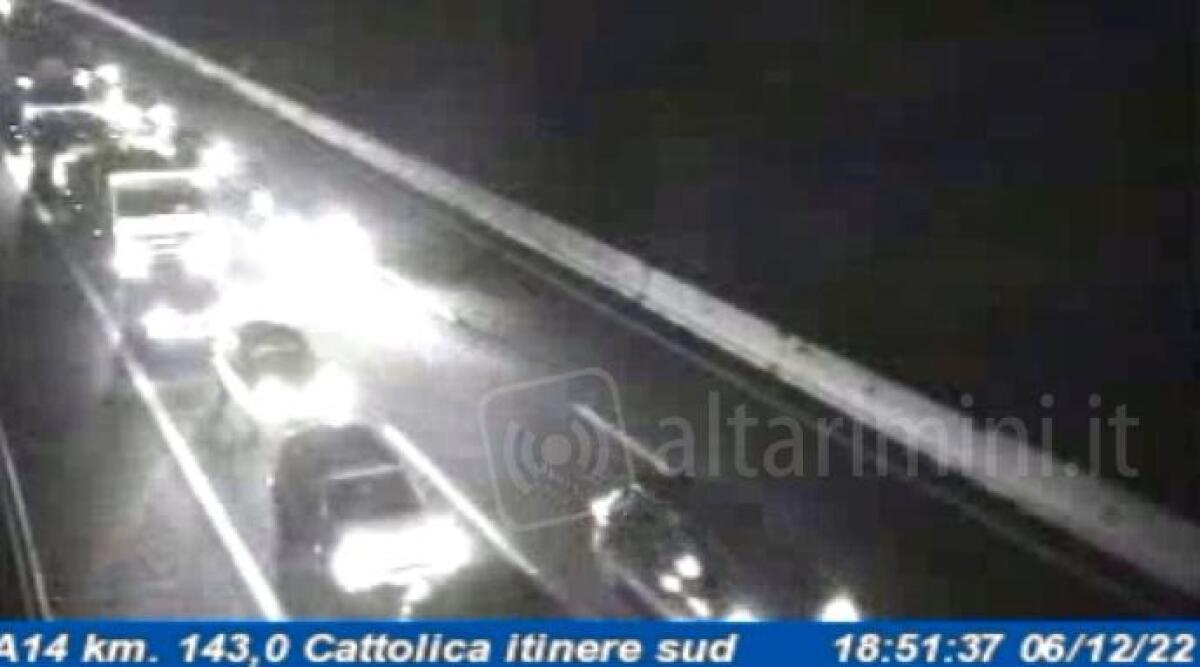 Incidente tra due mezzi pesanti: traffico bloccato in A 14 tra Pesaro e Cattolica -