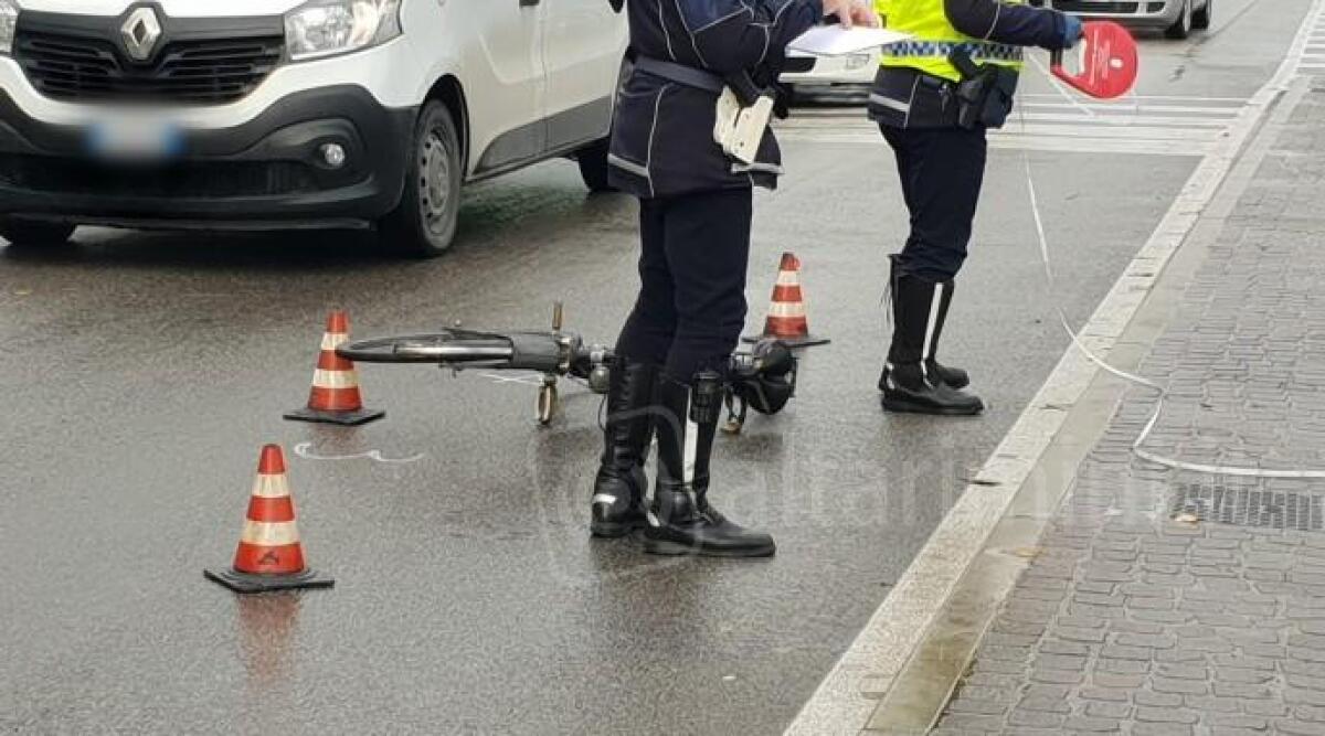 Rimini, auto travolge bici: il ciclista batte la testa sul parabrezza e cade sull'asfalto - 